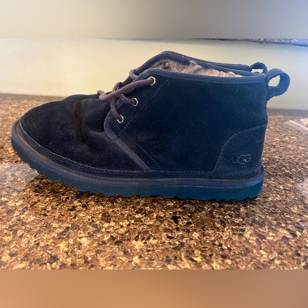 UGG Men’s Neumel lace up casual boot size 10..navy in color.. good condition!